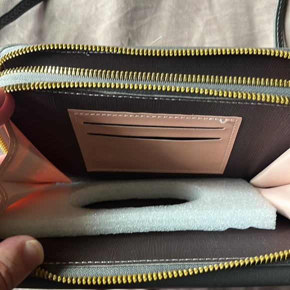 Free Crossbody - Picture 2 of 9